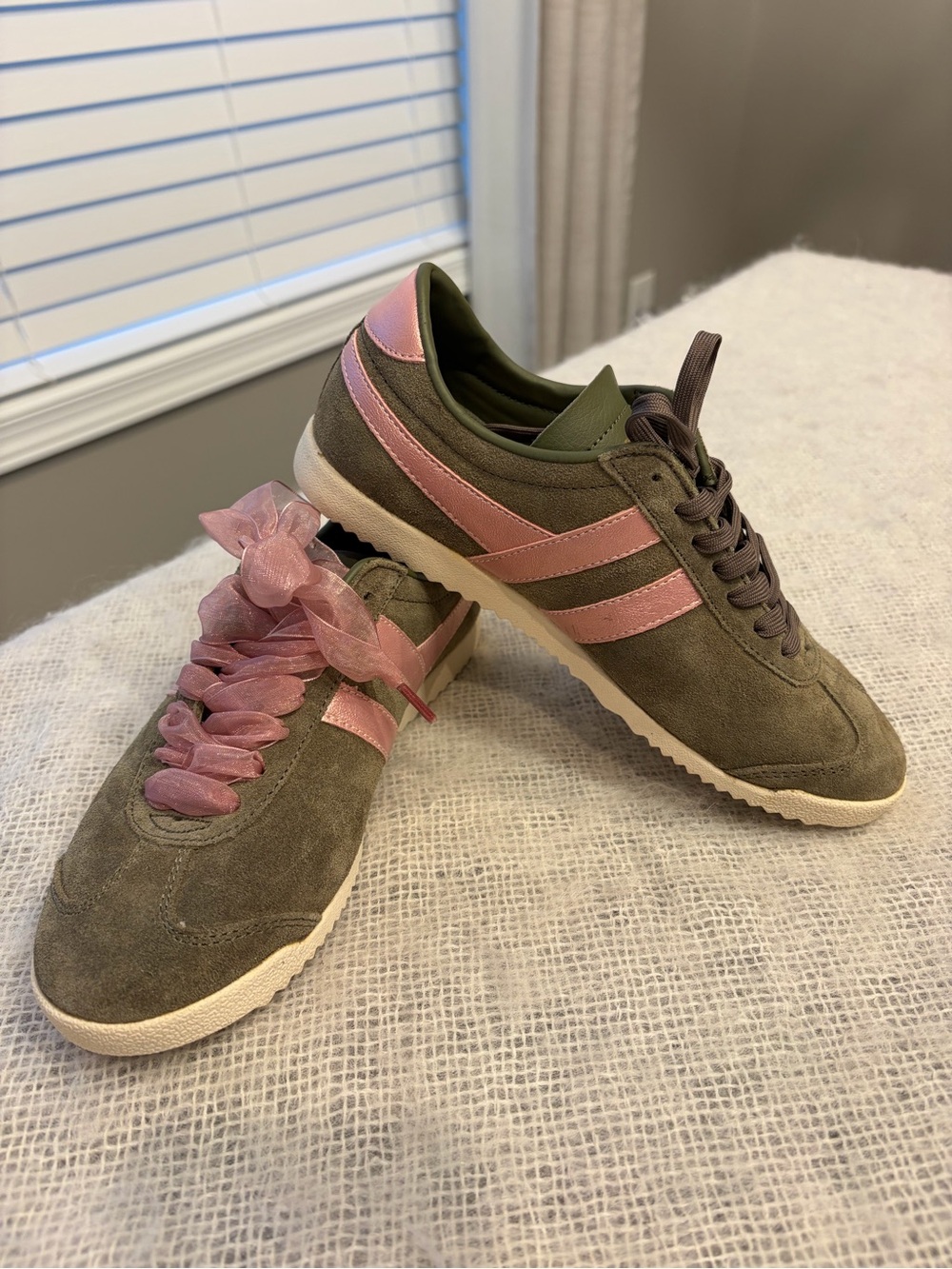 Gola Bullet FlameWomen’s Suede Sneaker green/Pink Stripe Size 6